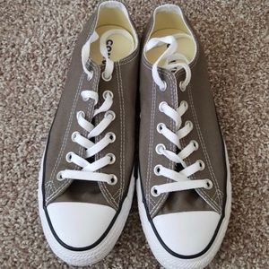 NWOT grey low-top converse!!